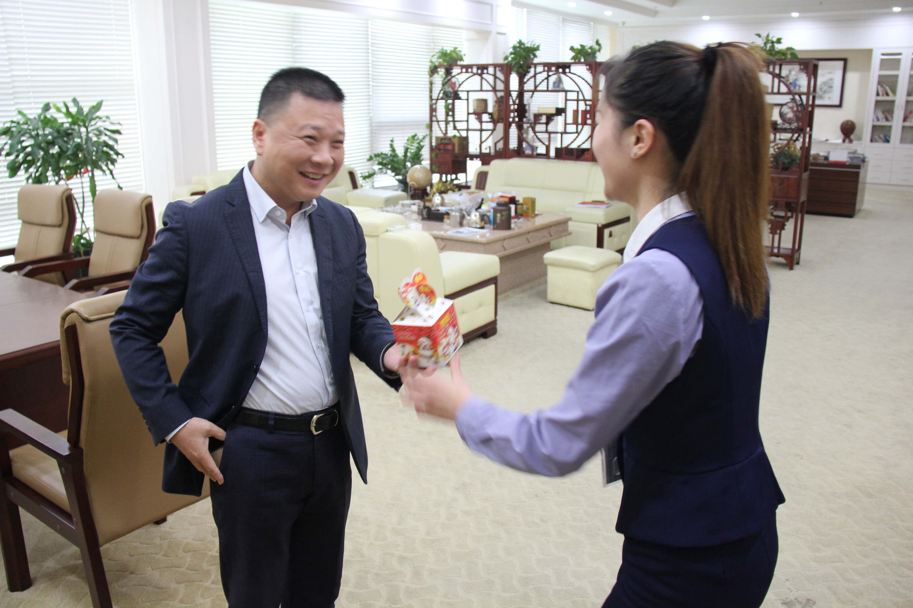 圣悅詩(shī)國(guó)際輕奢美妝為公司員工送平安祝福！